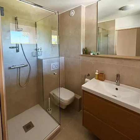 Port De Et Piscine Appartement